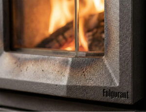 Une vitre d'insert de cheminée avec le logo Fulgurant